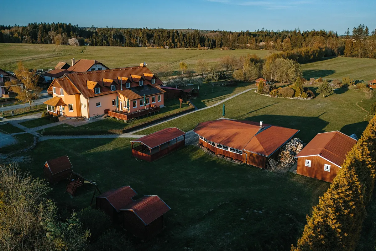 Prodej rodinného domu 280 m², pozemek 8138 m² — Suchý